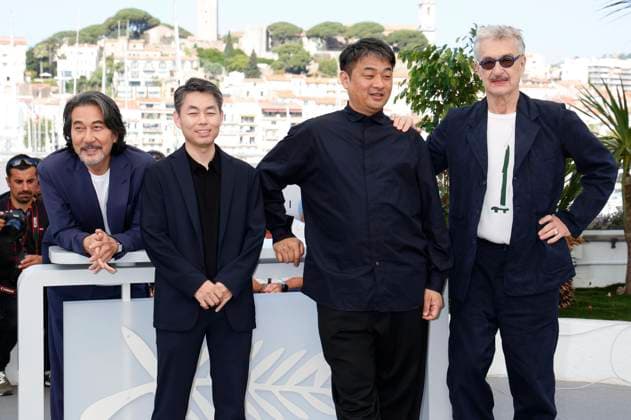 Koji Yakusho, Koji Yanai, Takuma Takasaki und Wim Wenders beim Photocall zum Kinofilm Perfect Days auf dem Festival de Cannes 2023 76. Internationale Filmfestspiele von Cannes am Palais des Festivals. Cannes, 26.05.2023