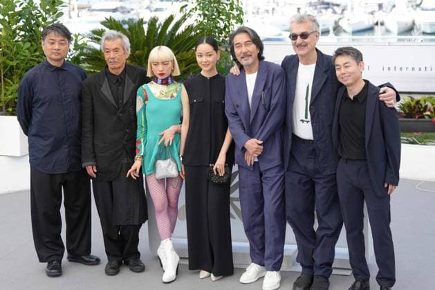Takuma Takasaki - Min Tanaka - Aoi Yamada - Arisa Nakano - KÅji Yakusho - Wim Wenders - Koji Yanai CELEBRITES : 76 eme festival de Cannes - Red Carpet du film Â« Perfect Days Â» - Cannes - 26 05 2023 NorbertScanella Panoramic 
