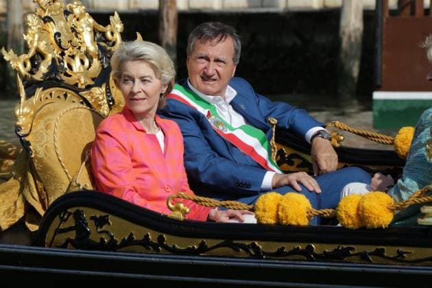 News Themen der Woche KW21 News Bilder des Tages May 26, 2023, Venice, Italy: President of the European Commission Ursula von der Leyen with Italian Mayor of Venice, Luigi Brugnaro, make a trip on a gondola in Venice, 26 May 2023. ANSA US COMUNE DI VENEZIA +++ NO SALES, EDITORIAL USE ONLY +++ NPK Venice Italy - ZUMAa110 20230526_zaf_a110_022 Copyright: xUsxComunexDixVeneziax