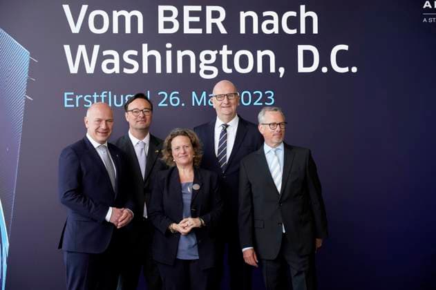 News Themen der Woche KW21 News Bilder des Tages Kai Wegner, Oliver Luksic, Aletta von Massenbach, Dietmar Woidke und Thorsten Lettnin bei einer Veranstaltung anlässlich des Erstfluges von United Airlines nach Washington, D.C. vom Fluhafen BER Berlin-Brandenburg. Berlin, 26.05.2023 *** Kai Wegner, Oliver Luksic, Aletta von Massenbach, Dietmar Woidke and Thorsten Lettnin at an event celebrating the inaugural flight of United Airlines to Washington, D C from the airport BER Berlin Brandenburg Berlin, 26 05 2023 Foto:xT.xBartillax xFuturexImage
