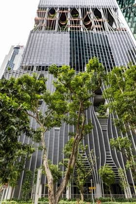 CapitaSpring in Singapur ist ein markantes Wolkenkratzergebäude, das die Skyline der Stadt bereichert. Mit seiner innovativen Architektur und nachhaltigen Gestaltung ist es nicht nur ein architektonisches Meisterwerk, sondern auch ein Symbol für Singapurs Bestreben, eine grüne und nachhaltige Stadt zu sein. CapitaSpring bietet neben Büroflächen auch Einzelhandelsgeschäfte, Restaurants und luxuriöse Wohnungen, die eine Mischung aus Arbeit, Einkaufsmöglichkeiten und Lifestyle-Annehmlichkeiten in einer beeindruckenden Umgebung bieten. 20.05.2023