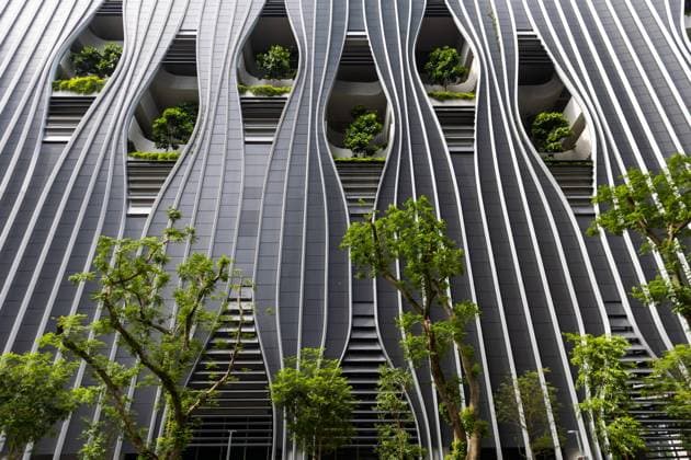 CapitaSpring in Singapur ist ein markantes Wolkenkratzergebäude, das die Skyline der Stadt bereichert. Mit seiner innovativen Architektur und nachhaltigen Gestaltung ist es nicht nur ein architektonisches Meisterwerk, sondern auch ein Symbol für Singapurs Bestreben, eine grüne und nachhaltige Stadt zu sein. CapitaSpring bietet neben Büroflächen auch Einzelhandelsgeschäfte, Restaurants und luxuriöse Wohnungen, die eine Mischung aus Arbeit, Einkaufsmöglichkeiten und Lifestyle-Annehmlichkeiten in einer beeindruckenden Umgebung bieten. 20.05.2023