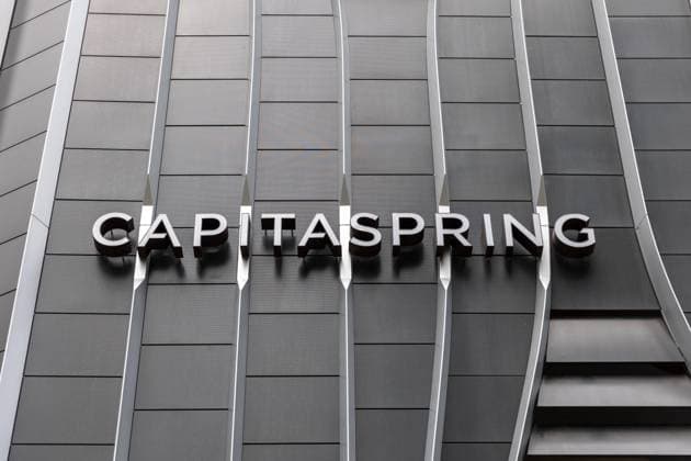 CapitaSpring in Singapur ist ein markantes Wolkenkratzergebäude, das die Skyline der Stadt bereichert. Mit seiner innovativen Architektur und nachhaltigen Gestaltung ist es nicht nur ein architektonisches Meisterwerk, sondern auch ein Symbol für Singapurs Bestreben, eine grüne und nachhaltige Stadt zu sein. CapitaSpring bietet neben Büroflächen auch Einzelhandelsgeschäfte, Restaurants und luxuriöse Wohnungen, die eine Mischung aus Arbeit, Einkaufsmöglichkeiten und Lifestyle-Annehmlichkeiten in einer beeindruckenden Umgebung bieten. 20.05.2023