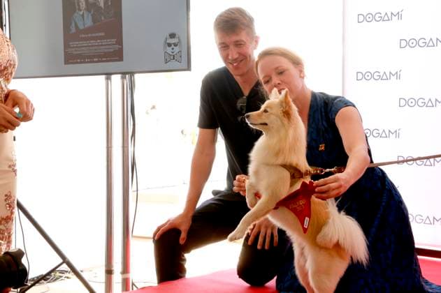 Jussi Vatanen und Alma Pöysti bei der Verleihung des Palm Dog Awards 2023 an Filmhund Bijou auf dem Festival de Cannes 2023 76. Internationale Filmfestspiele von Cannes. Cannes, 26.05.2023