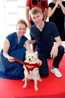 Alma Pöysti und Jussi Vatanen bei der Verleihung des Palm Dog Awards 2023 an Filmhund Bijou auf dem Festival de Cannes 2023 76. Internationale Filmfestspiele von Cannes. Cannes, 26.05.2023