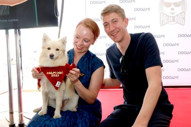 Entertainment Bilder des Tages Alma Pöysti und Jussi Vatanen bei der Verleihung des Palm Dog Awards 2023 an Filmhund Bijou auf dem Festival de Cannes 2023 76. Internationale Filmfestspiele von Cannes. Cannes, 26.05.2023
