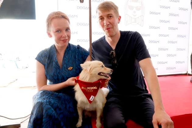 Alma Pöysti und Jussi Vatanen bei der Verleihung des Palm Dog Awards 2023 an Filmhund Bijou auf dem Festival de Cannes 2023 76. Internationale Filmfestspiele von Cannes. Cannes, 26.05.2023
