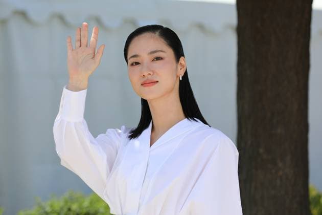 Entertainment Bilder des Tages May 26, 2023, Cannes, Cote d Azur, France: JEON YEO-BEEN attends the photocall for Cobweb during the 76th Annual Cannes Film Festival at Palais des Festivals on May 26, 2023 in Cannes, France Cannes France - ZUMAc179 20230526_zep_c179_028 Copyright: xMickaelxChavetx