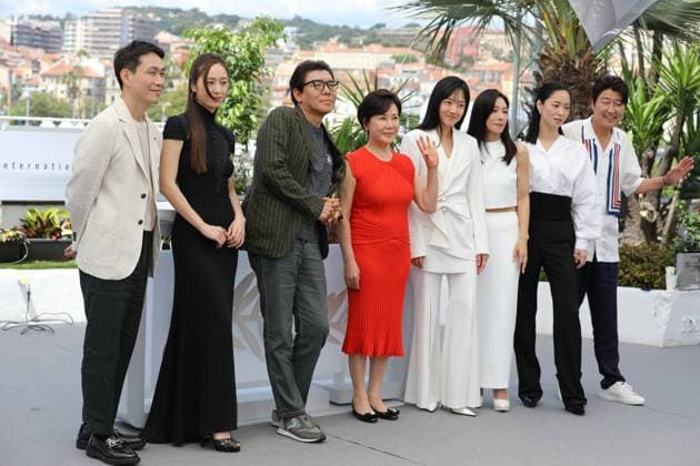 Entertainment Bilder des Tages May 26, 2023, Cannes, Cote d Azur, France: Cast and crew members OH JUNG-SE, KRYSTAL JUNG, director KIM JEE-WOON, PARK JUNG-SOO, JANG YOUNG-NAM, JEON YEO-BEEN and SONG KANG-HO attend the photocall for Cobweb during the 76th Annual Cannes Film Festival at Palais des Festivals on May 26, 2023 in Cannes, France Cannes France - ZUMAc179 20230526_zep_c179_037 Copyright: xMickaelxChavetx