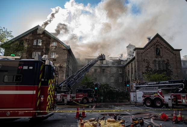 News Bilder des Tages May 26, 2023, MONTREAL, PQ, CANADA: Firefighters respond to a five-alarm fire at the former Monastere du Bon Pasteur, a 19th century heritage building on Friday May 26, 2023 in Montreal. MONTREAL CANADA  - ZUMAc35_ 20230526_zaf_c35_004 Copyright: xChristinnexMuschix