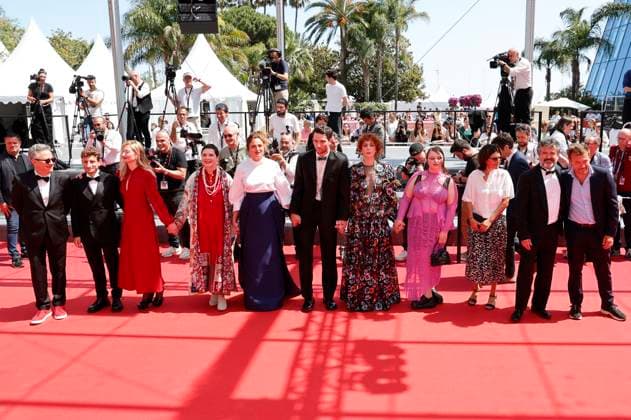 Paolo Del Brocco, Vincenzo Nemolato, Alba Rohrwacher, Isabella Rossellini, Alice Rohrwacher, Josh O Connor, Carol Duarte, Gäste, Carlo Cresto-Dina und Gast bei der Premiere des Kinofilms La chimera auf dem Festival de Cannes 2023 76. Internationale Filmfestspiele von Cannes im Palais des Festivals. Cannes, 26.05.2023