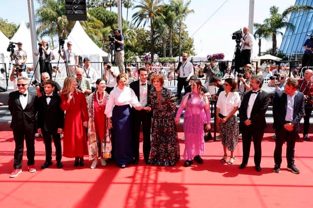 Paolo Del Brocco, Vincenzo Nemolato, Alba Rohrwacher, Isabella Rossellini, Alice Rohrwacher, Josh O Connor, Carol Duarte, Gäste, Carlo Cresto-Dina und Gast bei der Premiere des Kinofilms La chimera auf dem Festival de Cannes 2023 76. Internationale Filmfestspiele von Cannes im Palais des Festivals. Cannes, 26.05.2023