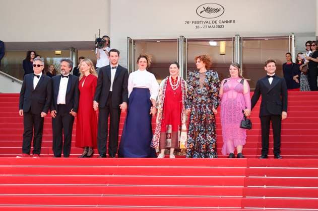 Paolo Del Brocco, Carlo Cresto-Dina, Alba Rohrwacher, Josh O connor, Alice Rohrwacher, Isabella Rossellini, Chiara Pazzaglia, Gast und Vincenzo Nemolato bei der Premiere des Kinofilms La chimera auf dem Festival de Cannes 2023 76. Internationale Filmfestspiele von Cannes im Palais des Festivals. Cannes, 26.05.2023