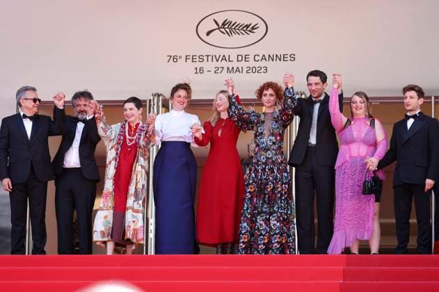 Paolo Del Brocco, Carlo Cresto-Dina, Isabella Rossellini, Alice Rohrwacher, Alba Rohrwacher, Chiara Pazzaglia, Josh O connor, Gast und Vincenzo Nemolato bei der Premiere des Kinofilms La chimera auf dem Festival de Cannes 2023 76. Internationale Filmfestspiele von Cannes im Palais des Festivals. Cannes, 26.05.2023