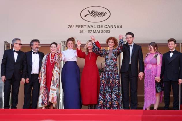 Paolo Del Brocco, Carlo Cresto-Dina, Isabella Rossellini, Alice Rohrwacher, Alba Rohrwacher, Chiara Pazzaglia, Josh O connor, Gast und Vincenzo Nemolato bei der Premiere des Kinofilms La chimera auf dem Festival de Cannes 2023 76. Internationale Filmfestspiele von Cannes im Palais des Festivals. Cannes, 26.05.2023