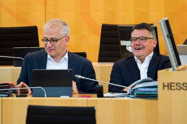 Plenarsitzung Hessischer Landtag 25.05.2023 Wiesbaden x1x Die Plenarsitzung in Hessischen Landtag. Tarek Al-Wazir (Bündnis 90 Die Grünen ,Hessischer Minister für Wirtschaft, Energie, Verkehr und Wohnen und Stellvertreter des Hessischen Ministerpräsidenten) und Boris Rhein (CDU, Hessischer Ministerpräsident). Wiesbaden Wiesbaden Hessen Germany *** Plenary Session Hessian Parliament 25 05 2023 Wiesbaden x1x The Plenary Session in Hessian Parliament Tarek Al Wazir Bündnis 90 Die Grünen ,Hessian Minister for Economic Affairs, Energy, Transport and Housing and Deputy Prime Minister of Hesse and Boris Rhein CDU, Hessian Prime Minister Wiesbaden Wiesbaden Hessen Germany
