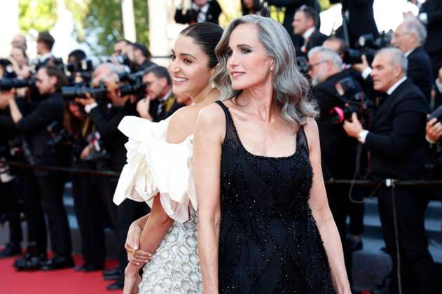 Anushka Sharma und Andie MacDowell bei der Premiere des Kinofilms The Old Oak auf dem Festival de Cannes 2023 76. Internationale Filmfestspiele von Cannes im Palais des Festivals. Cannes, 26.05.2023