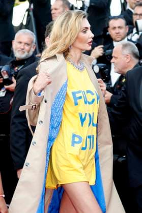 Alina Baikova protestiert gegen Putin bei der Premiere des Kinofilms The Old Oak auf dem Festival de Cannes 2023 76. Internationale Filmfestspiele von Cannes im Palais des Festivals. Cannes, 26.05.2023