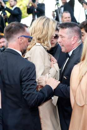 Alina Baikova wird von der Security vom Teppich herunter geführt bei der Premiere des Kinofilms The Old Oak auf dem Festival de Cannes 2023 76. Internationale Filmfestspiele von Cannes im Palais des Festivals. Cannes, 26.05.2023