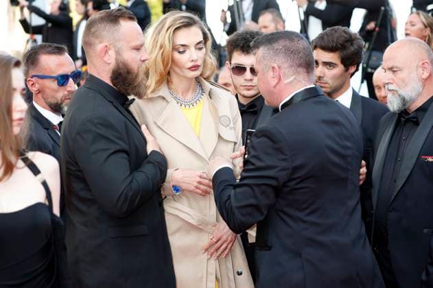 Alina Baikova wird von der Security vom Teppich herunter geführt bei der Premiere des Kinofilms The Old Oak auf dem Festival de Cannes 2023 76. Internationale Filmfestspiele von Cannes im Palais des Festivals. Cannes, 26.05.2023