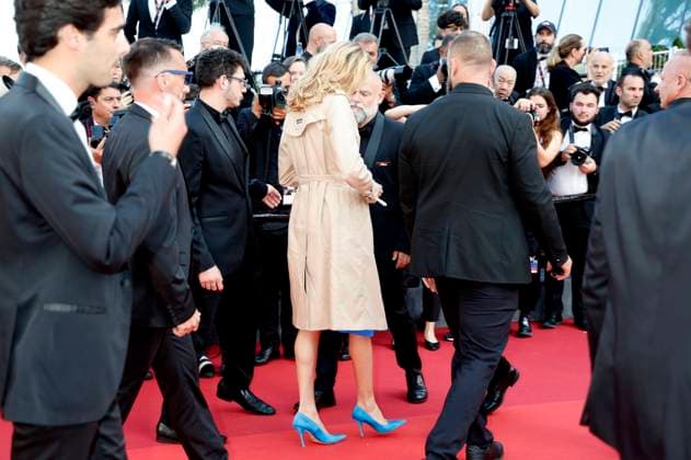 Alina Baikova wird von der Security vom Teppich herunter geführt bei der Premiere des Kinofilms The Old Oak auf dem Festival de Cannes 2023 76. Internationale Filmfestspiele von Cannes im Palais des Festivals. Cannes, 26.05.2023