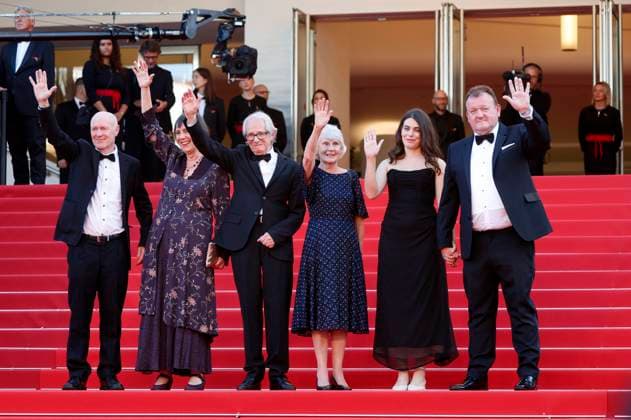 Paul Laverty, Rebecca O Brien, Director Ken Loach, Lesley Ashton, Ebla Mari, Dave Turner bei der Premiere des Kinofilms The Old Oak auf dem Festival de Cannes 2023 76. Internationale Filmfestspiele von Cannes im Palais des Festivals. Cannes, 26.05.2023