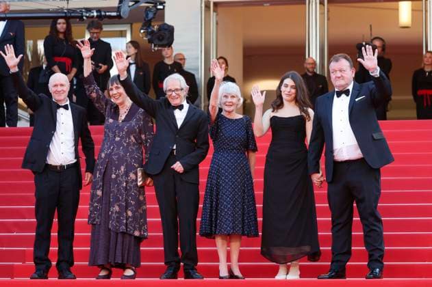 Paul Laverty, Rebecca O Brien, Director Ken Loach, Lesley Ashton, Ebla Mari, Dave Turner bei der Premiere des Kinofilms The Old Oak auf dem Festival de Cannes 2023 76. Internationale Filmfestspiele von Cannes im Palais des Festivals. Cannes, 26.05.2023