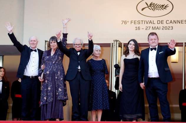 Paul Laverty, Rebecca O Brien, Director Ken Loach, Lesley Ashton, Ebla Mari, Dave Turner bei der Premiere des Kinofilms The Old Oak auf dem Festival de Cannes 2023 76. Internationale Filmfestspiele von Cannes im Palais des Festivals. Cannes, 26.05.2023