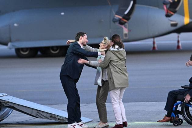 Bilder des Jahres 2023, News 05 Mai News Themen der Woche KW21 News Bilder des Tages Olivier Vandecasteele pictured finally meeting his family during the arrival of Belgian humanitarian worker Olivier Vandecasteele who was released after he spent 455 days in an Iranian prison, at Melsbroek military airport, Friday 26 May 2023. Vandecasteele is a Belgian humanitarian worker who has worked for more than six years in Iran for international NGO s. On 24 February 2022, he was arrested by the Iranian authorities.  POOLxDIDIERxLEBRUN 67965287