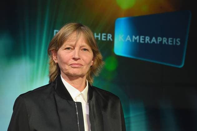 Kamerafrau Bella Halben bekam den Ehrenpreis bei der Verleihung des 33. deutschen Kamerapreis, die renommierteste Auszeichnung für Kameraleute und Editor*innen