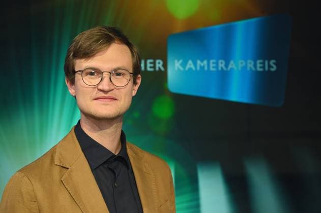 Entertainment Bilder des Tages Kameramann Nico Schrenk erhält die Auszeichnung für seine Kameraarbeit im Kurzfilm Everybody leaves at the end . bei der Verleihung des 33. deutschen Kamerapreis, die renommierteste Auszeichnung für Kameraleute und Editor*innen