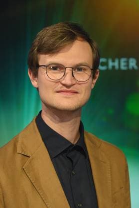 Kameramann Nico Schrenk erhält die Auszeichnung für seine Kameraarbeit im Kurzfilm Everybody leaves at the end . bei der Verleihung des 33. deutschen Kamerapreis, die renommierteste Auszeichnung für Kameraleute und Editor*innen