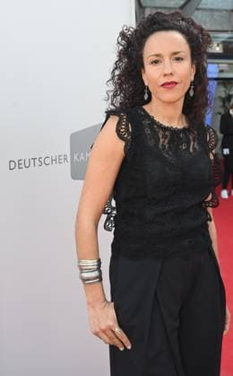 Schauspielerin Dunja Dogmani kommt zur Verleihung des 33. deutschen Kamerapreis, die renommierteste Auszeichnung für Kameraleute und Editor*innen