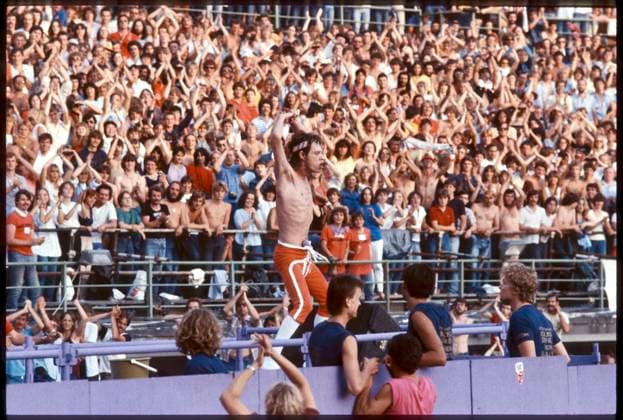 The ROLLING STONES live . European Tour 1982 Tattoo You 3. Juli 1982, Praterstadion, Wien Open Air Mick Jagger mit Mikrofon in der Hose Wien Austria *** The ROLLING STONES live European Tour 1982 Tattoo You 3 July 1982, Praterstadion, Vienna Open Air Mick Jagger with microphone in his pants Vienna Austria Z101000094_260523_02jpeg