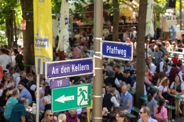 26.05.2023 Reportage, der erste Tag auf der Bergkirchweih 2023, Freitag vor Pfingsten, Rund um die Keller am Burgberg bei wunderbarem Frühlingswetter DIe Wege haben passende Namen Erlangen Bayern Deutschland *** 26 05 2023 Reportage, the first day at the Bergkirchweih 2023, Friday before Whitsun, Around the cellars at the Burgberg in wonderful spring weather DIe paths have appropriate names Erlangen Bavaria Germany