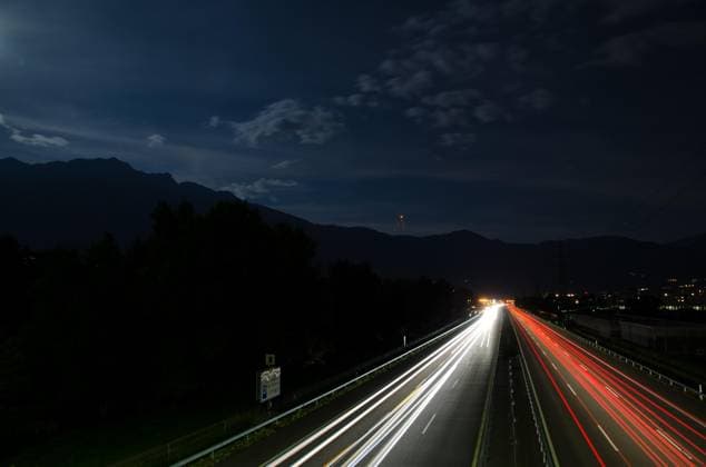 Autolichter auf einer Autobahn bei Nacht, Tessin, Schweiz, Europa *** Car lights at a Motorway at Night, Ticino, Switzerland, Europe Copyright: imageBROKER MatsxSilvan iblkdx09304541.jpg
