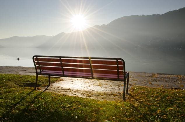  Bank im Gegenlicht mit Sonnenstrahlen auf dem nebligen Lago Maggiore mit Berg in Ascona, Schweiz, Europa *** Bank at Gegenlicht with Sunbeams at the foggy Lago Maggiore with mountain in Ascona, Switzerland, Europe Copyright: imageBROKER/MatsxSilvan iblkdx09304578.jpg