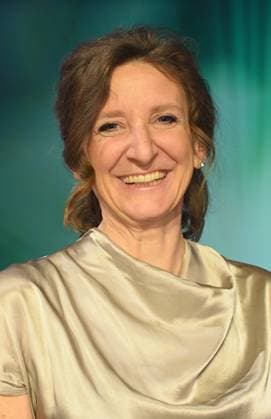 Cutterin und Regisseurin Mechthild Barth, Preisträgerin für Schnitt Elfriede Jelinek – Die Sprache von der Leine lassen (Doku Kino) bei der Verleihung des 33. deutschen Kamerapreis, die renommierteste Auszeichnung für Kameraleute und Editor*innen