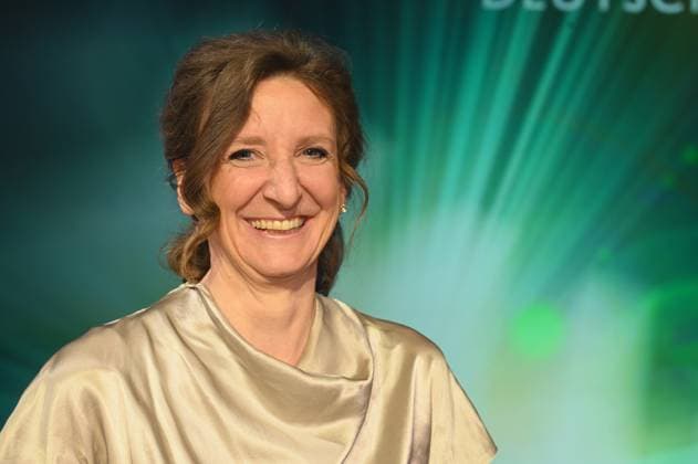 Cutterin und Regisseurin Mechthild Barth, Preisträgerin für Schnitt Elfriede Jelinek – Die Sprache von der Leine lassen (Doku Kino) bei der Verleihung des 33. deutschen Kamerapreis, die renommierteste Auszeichnung für Kameraleute und Editor*innen