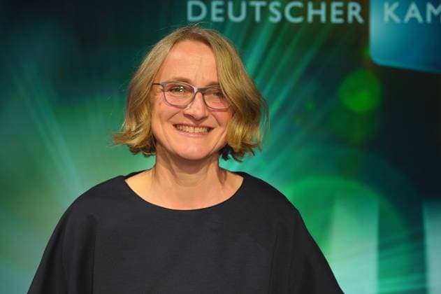 Kamerafrau Susanne Schüle, Preisträgerin Beste Kamera Doku Kino Für die Bildgestaltung in Europa Passage bei der Verleihung des 33. deutschen Kamerapreis, die renommierteste Auszeichnung für Kameraleute und Editor*innen
