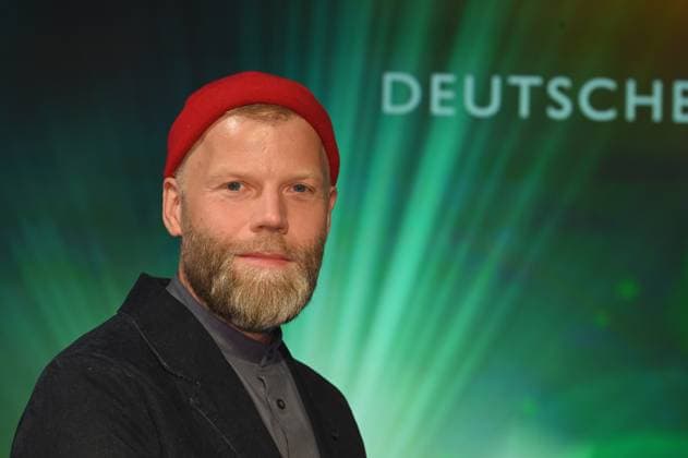 Kameramann Tim Kuhn Preisträger Beste Kamera Fiktion Screen Bildgestaltung der vierten Folge von Luden – Könige der Reeperbahn wird bei der Verleihung des 33. deutschen Kamerapreis, die renommierteste Auszeichnung für Kameraleute und Editor*innen
