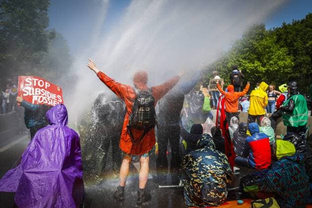 Bilder des Jahres 2023, News 05 Mai News Themen der Woche KW21 News Bilder des Tages THE HAGUE - The police are using a water cannon against Extinction Rebellion activists who are blocking the A12 in The Hague for the seventh time. With the action, XR opposes fossil subsidies. During the most recent blockade on March 11, some 700 activists were arrested. ANP SEM VAN DER WAL netherlands out - belgium out  Copyright: xx x470306264x originalFilename: 470306264.jpg