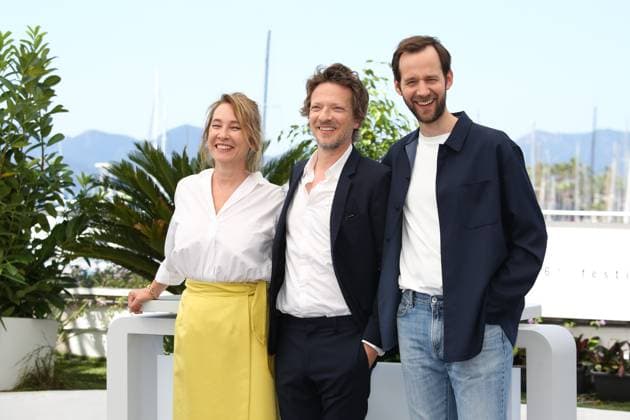 Festival International du Film de Cannes. Photocall du film L abbe Pierre - une vie de combats . 76th Cannes Film Festival. Photocall with cast of the film L abbe Pierre - une vie de combats . Emmanuelle Bercot, Frederic Tellier and Benjamin Lavernhe. 292697 2023-05-27 Cannes France  Copyright: xIsabellexVautierx xStarfacex STAR_292697_004