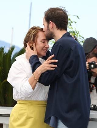 Festival International du Film de Cannes. Photocall du film L abbe Pierre - une vie de combats . 76th Cannes Film Festival. Photocall with cast of the film L abbe Pierre - une vie de combats . Emmanuelle Bercot and Benjamin Lavernhe. 292697 2023-05-27 Cannes France  Copyright: xIsabellexVautierx xStarfacex STAR_292697_019