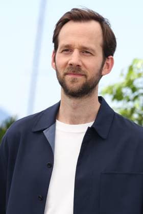 Festival International du Film de Cannes. Photocall du film L abbe Pierre - une vie de combats . 76th Cannes Film Festival. Photocall with cast of the film L abbe Pierre - une vie de combats . Benjamin Lavernhe. 292697 2023-05-27 Cannes France  Copyright: xIsabellexVautierx xStarfacex STAR_292697_022
