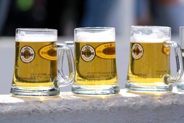 01.05.2023, Hannover, Drei Bierkrüge der Marke Warsteiner stehen in einem Biergarten nebeneinander Niedersachsen Deutschland *** 01 05 2023, Hanover, three beer mugs of the brand Warsteiner stand next to each other in a beer garden Lower Saxony Germany