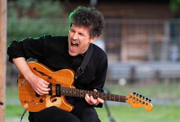 52. Moerser Musikfestival Brandon Seabrook (g) Moers, Deutschland - Das Moers Festival feiert in diesem Jahr sein 52-jähriges Bestehen. Vom 26. bis 29. Mai wird die Stadt im Ruhrgebiet wieder zum Mekka für Jazz- und Improvisationsmusikliebhaber aus aller Welt. Das Festival hat seit seiner Gründung im Jahr 1972 eine lange Tradition und ist zu einem der wichtigsten Festivals für experimentelle Musik geworden. Auch in diesem Jahr wird das Programm wieder sehr vielseitig sein und Künstler aus verschiedenen Genres umfassen, darunter Jazz, Improvisationsmusik, Hip-Hop, Elektronik und Pop. Tag 1 Freitag SEABROOK TRIO (US) Brandon Seabrook (g) Gerald Cleaver (dr) Cooper-Moore (Diddley Bow) Moers Deutschland Nordrhein-Westfalen NRW *