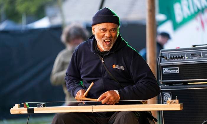 52. Moerser Musikfestival Cooper-Moore (Diddley Bow) Moers, Deutschland - Das Moers Festival feiert in diesem Jahr sein 52-jähriges Bestehen. Vom 26. bis 29. Mai wird die Stadt im Ruhrgebiet wieder zum Mekka für Jazz- und Improvisationsmusikliebhaber aus aller Welt. Das Festival hat seit seiner Gründung im Jahr 1972 eine lange Tradition und ist zu einem der wichtigsten Festivals für experimentelle Musik geworden. Auch in diesem Jahr wird das Programm wieder sehr vielseitig sein und Künstler aus verschiedenen Genres umfassen, darunter Jazz, Improvisationsmusik, Hip-Hop, Elektronik und Pop. Tag 1 Freitag SEABROOK TRIO (US) Brandon Seabrook (g) Gerald Cleaver (dr) Cooper-Moore (Diddley Bow) Moers Deutschland Nordrhein-Westfalen