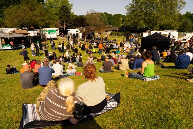 52. Moerser Musikfestival Elvin Brandhi (voc, elec) Joel Grip (b) Moers, Deutschland - Das Moers Festival feiert in diesem Jahr sein 52-jähriges Bestehen. Vom 26. bis 29. Mai wird die Stadt im Ruhrgebiet wieder zum Mekka für Jazz- und Improvisationsmusikliebhaber aus aller Welt. Das Festival hat seit seiner Gründung im Jahr 1972 eine lange Tradition und ist zu einem der wichtigsten Festivals für experimentelle Musik geworden. Auch in diesem Jahr wird das Programm wieder sehr vielseitig sein und Künstler aus verschiedenen Genres umfassen, darunter Jazz, Improvisationsmusik, Hip-Hop, Elektronik und Pop. Tag 1 Freitag Blick auf die Bühne vom Freigelände. Am-vieh-theater Moers Deutschland Nordrhein-Westfalen NRW