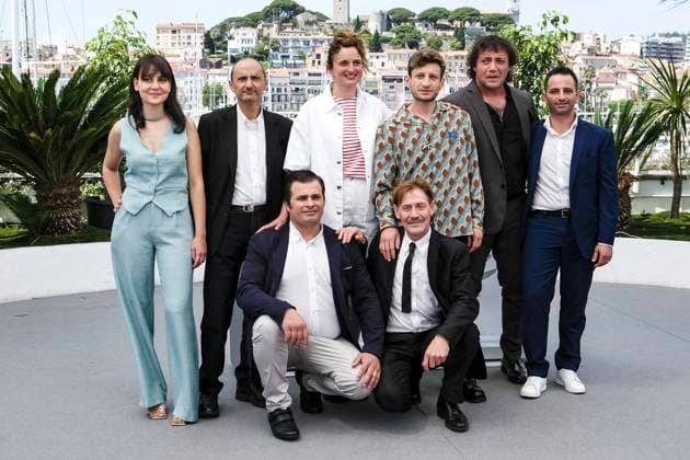 Ramona Fiorini, Luciano Vergaro, Melchiorre Pala, Alice Rohrwacher, Gian Pedro Carpretto, Vincenzo Nemolato, Giuliano Mantovani und Luca Gargiullo beim Photocall zum Kinofilm La Chimera auf dem Festival de Cannes 2023 76. Internationale Filmfestspiele von Cannes am Palais des Festivals. Cannes, 27.05.2023